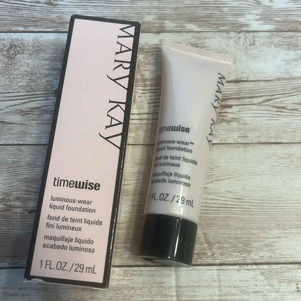 NEW MK Ivory 5 Timewise LUMINOUS-WEAR Liquid Foundation Ivory 5 New in box